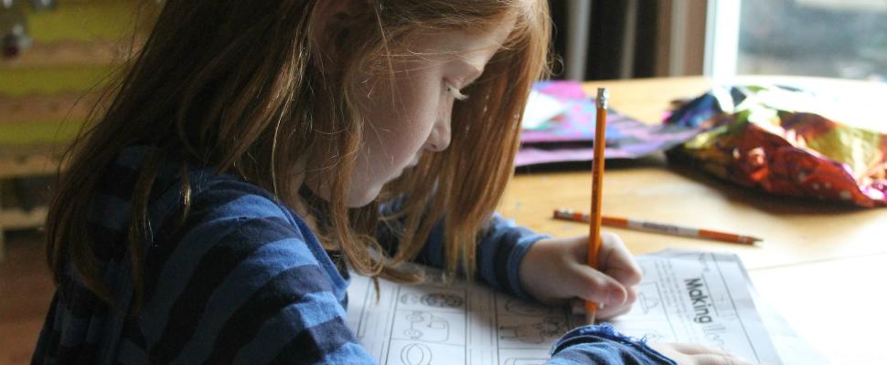 Young girl drawing at table