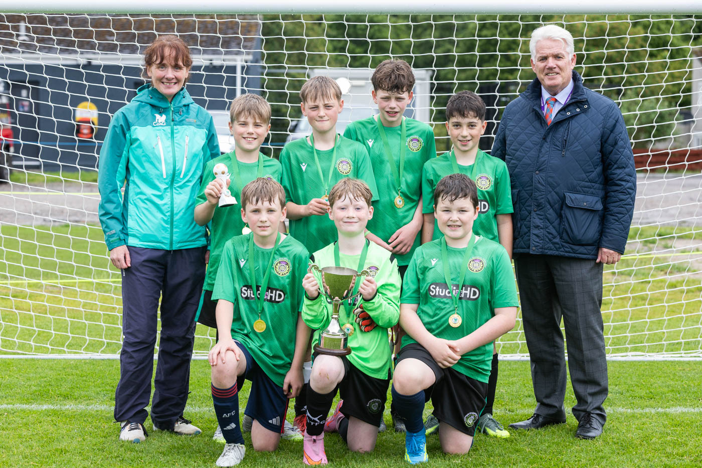 Cllr Ian Brown, Leader of the City of Inverness Committee, presents the Cup to BSGI.