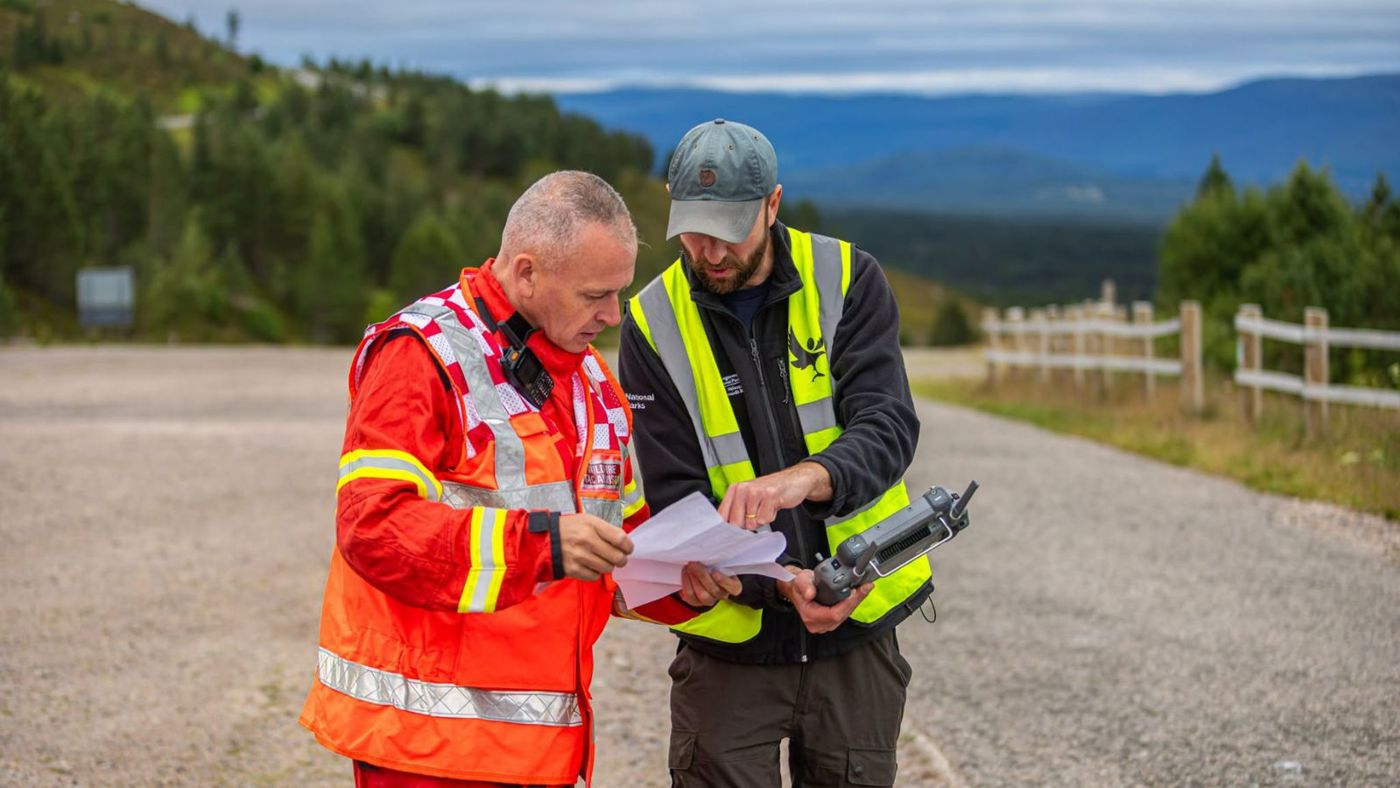 Wildfire Tactical Advisor working with a drone operator. (Photo courtesy of the Cairngorms National Park Authorityhoto - Wildfire Tactical Advisor working with a drone operator. (Photo courtesy of the Cairngorms National Park Authority